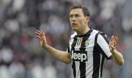 Juventus' Stephan Lichtsteiner reacts during the Italian Serie A soccer match against Pescara at the Juventus stadium in Turin April 6, 2013