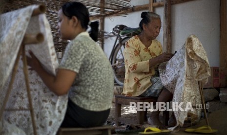 Juwariyah (65) (kanan) bersama putrinya menyelesaikan batik tulis, di Giriloyo, Wukirsari, Imogiri, Bantul, Yogyakarta.