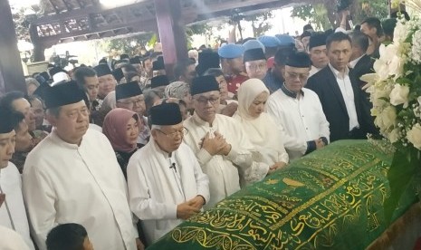 K.H. Ma'ruf Amin bertindak selaku imam shalat jenazah Ani Yudhoyono. Shalat jenazah dilaksanakan di pendopo Puri Cikeas, Nagrak, Gunung Putri, Bogor, Ahad (2/6).