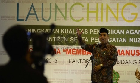 K.H Malik Madani memberikan ceramah sesaat setelah Launching Program Peningkatan Pendidikan Agama dan Keagamaan Pada Madrasah dan Pondok Pesantren di Gedung Menko PMK, Jakarta, Rabu (1/7). 