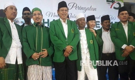 K.H Muhammad Wafi Maimu (Tengah kiri), Ketua Umum DPP PPP, Djan Faridz (Tengah), Pimpinan Ponpes Asshiddiqiyah (Tengah Kanan) dan sejumlah kader PPP di harlah PPP ke-45.