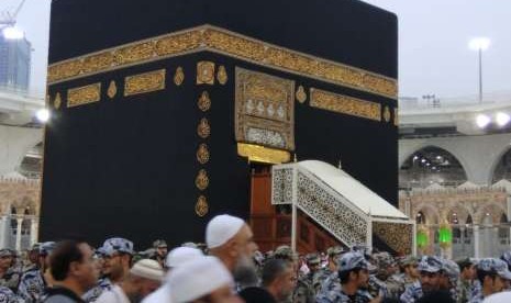 Ka'bah dibuka saat dilakukan pencucian, Selasa (25/9).