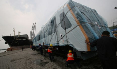 KA KUALANAMU. Petugas memeriksa kereta api yang tiba di Pelabuhan Belawan Medan, Sumut, Kamis (29/8). Kereta api berkapasitas 172 tempat duduk buatan Woojin Korea Selatan dipesan PT Railink dengan anggaran Rp 160 miliar untuk pelayanan transportasi penumpa