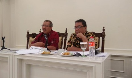 Kabag Evaluasi dan Layanan Rekomendasi Purnomo Nugroho (kiri) dan Kasubbag Hukum dan Humas Ditjen Hortikultura, Rico Simanjuntak (kanan) memaparkan materi pelayanan publik kepada para pembuat dokumentasi dan informasi Ditjen Hortikultura Kementan