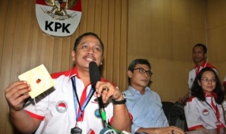 Kabag Humas Badan Narkotika Nasional (BNN) Kombes Pol Sumirat Dwiyanto (kiri) bersama tim didampingi Juru Bicara KPK Johan Budi (tengah) dan petugas BNN menunjukkan barang bukti rambut tersangka Akil Mochtar yang disegel dalam amplop di kantor Komisi Pembe