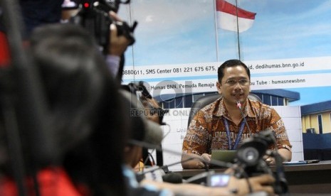   Kabag Humas BNN Kombes (Pol) Sumirat Dwiyanto memberikan keterangan terkait hasil tes urine dan rambut Ketua MK nonaktif Akil Mochtar di Gedung BNN, Jakarta, Selasa (8/10).   (Republika/Yasin Habibi)