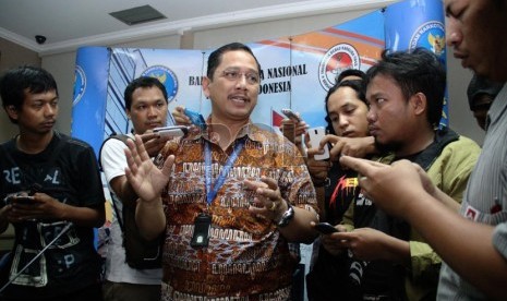   Kabag Humas BNN Kombes (Pol) Sumirat Dwiyanto memberikan keterangan terkait hasil tes urine dan rambut Ketua MK nonaktif Akil Mochtar di Gedung BNN, Jakarta, Selasa (8/10).   (Republika/Yasin Habibi)