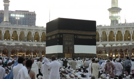 Kabah dengan kain penutupnya, kiswah, yang mulai terangkat bagian ujung bawahnya.