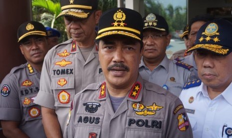 Kabaharkam Polri Irjen Agus Andrianto saat meninjau kondisi di Pelabuhan penyeberangan Merak jelang natal dan tahun baru, Sabtu (21/12). 