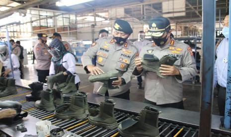 Kabaharkam Polri Komjen Agus Andrianto saat mengunjungi PT Yuntex di Kota Bandung. 