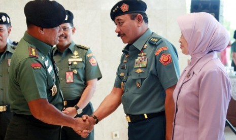 Kabakamla Laksamana Madya Arie Soedewo (tengah) berjabat tangan dengan Panglima TNI Jenderal Gatot Nurmantyo 