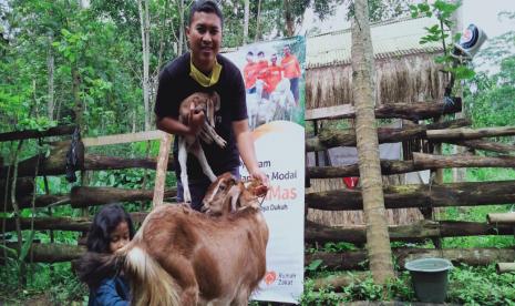 Kabar bahagia dari Rusmantoro, penerima bantuan kambing ternak Rumah Zakat. Pasalnya, kambing bantuan dari Rumah Zakat sepuluh hari yang lalu melahirkan dua ekor anakan jantan dan betina. Hal ini diketahui oleh Relawan Rumah Zakat, Dwi Pujiyanto saat melakukan kunjungan ke kandang ternak, Ahad (22/2).