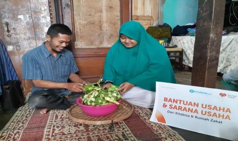 Kabar bahagia datang kepada Triyono, seorang Tunanetra asal Desa Singopuran, Sukoharjo. Pasalnya, pada Rabu (19/5) dirinya mendapatkan bantuan modal usaha dari Rumah Zakat.