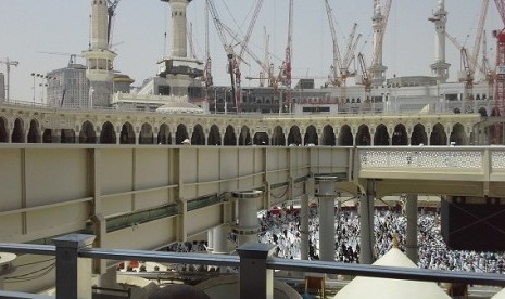  Musim umroh baru dimulai pada 1 Muharram. Foto:  Kabah dan orang tawaf terlihat dari lantai dua Masjidl Haram, awal pekan ini. Teriknya Makkah sempat redup pada Rabu (18/9), akibat dibasahi rintik hujan selama lima menit. (ilustrasi)