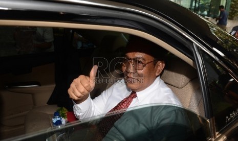  Kabareskrim Komjen Pol Anang Iskandar menaiki kendaraanya setelah bertemu pimpinan KPK di Gedung KPK, Jakarta, Kamis (5/11). ( Republika/Raisan Al Farisi )