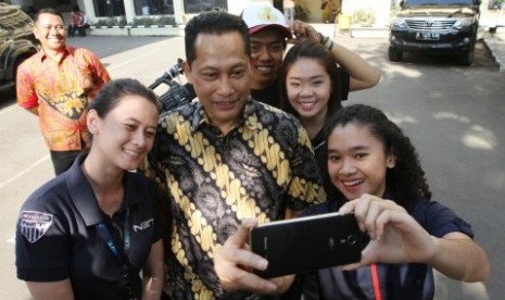 Kabareskrim Komjen Pol Budi Waseso berfoto bersama saat ditemui sejumlah wartawan di Mabes Polri, Jakarta, Jumat (4/9).