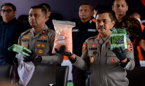 Kabareskrim Polri Komjen Pol Agus Andrianto (kanan) bersama Dirtipidnarkoba Bareskrim Brigjen Pol Mukti Juharsa (kiri) menunjukan barang bukti saat rilis pengungkapan kasus peredaran gelap narkoba di Lobby Bareskrim Polri, Jakarta, Jumat (30/6/2023). 