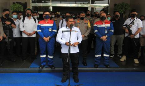 Kabareskrim Polri Komjen Pol Agus Andrianto (tengah) didampingi Kapolda Jabar Irjen Pol Ahmad Dofiri (keempat kanan) menyampaikan keterangan pers saat mengunjungi kantor Pertamina RU VI Balongan, Indramayu, Jawa Barat, Rabu (7/4/2021). Kabareskrim mengatakan, pihaknya masih terus melakukan penyelidikan untuk mengetahui penyebab terjadinya ledakan yang mengakibatkan kebakaran empat tangki minyak milik Pertamina Balongan beberapa hari lalu. 