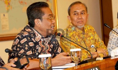 Kabareskrim Polri Komjen Pol Anang Iskandar (kiri) didampingi Direktur Jenderal Standardisasi dan Perlindungan Konsumen Kementerian Perdagangan Widodo (kanan) memberikan keterangan kepada wartawan terkait razia produk ilegal di Gedung Kementerian Perdagang