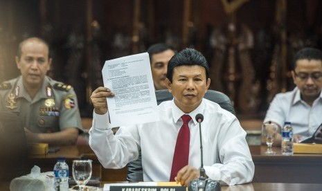 Kabareskrim Polri Komjen Pol Ari Dono Sukmanto menunjukkan surat putusan hasil gelar perkara kasus dugaan penistaan agama yang dituduhkan kepada Gubernur DKI Jakarta nonaktif Basuki Tjahaja Purnama di Mabes Polri, Jakarta, Rabu (16/11). 