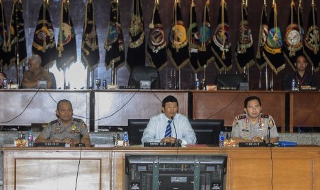 Kabareskrim Polri Komjen Pol Ari Dono (tengah) didampingi pengawas gelar perkara Polri Irjen Pol Sigit (kanan) dan Irjen Pol Arif (kiri) memimpin gelar perkara dugaan kasus penistaan agama di Rupatama Mabes Polri, Jakarta, Selasa (15/11).