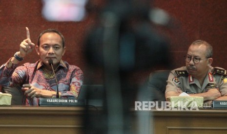 Kabareskrim Polri Komjen Pol Arief Sulistyanto (kiri) didampingi Kadiv Humas Polri Irjen Pol Setyo Wasisto (kanan) memberikan keterangan pers terkait rangkaian peristiwa peringatan Hari Santri Nasional di Garut di Mabes Polri, Jakarta (26/10/2018).