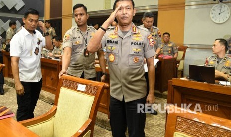 Kabareskrim Polri Komjen Pol Idham Aziz (kanan) bersiap mengikuti Uji Kelayakan dan Kepatutan Calon Kapolri di ruang Komisi III DPR, Kompleks Parlemen, Jakarta, Rabu (30/10/2019).