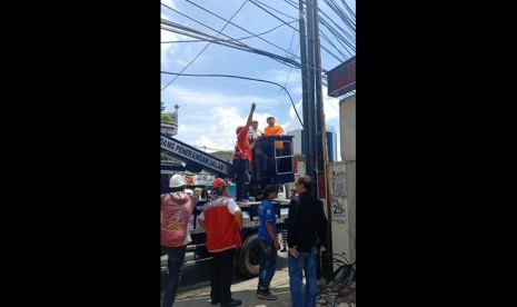 Kabel-kabel yang telah lama bergelantungan di sekitaran Jalan Borobudur, Kota Malang mulai ditertibkan, Rabu (19/12). 