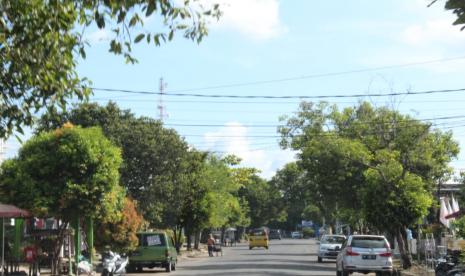 kabel listrik dan telepon yang kurang terawat dianggap mengganggu lalu lintas bus di kota Bengkulu