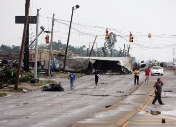 Kabel listrik hancur akibat tornado.