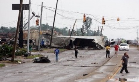 Kabel listrik hancur akibat tornado.