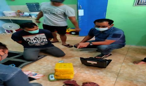 Kabid Berantas BNN Provinsi Jabar, Kombes Pol Bubung Pramiadi, SH, saat memeriksa tersangka dan barang bukti. 