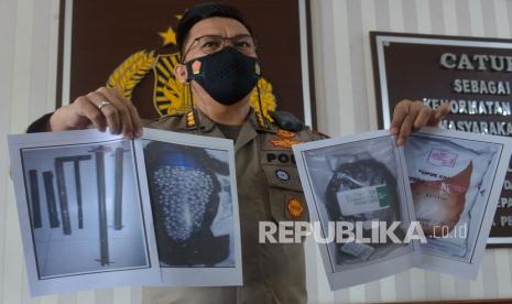 Kabid Humas Polda Aceh Kombes Pol Winardy memperlihatkan sejumlah foto barang bukti milik terduga teroris pasca penangkapan di Banda Aceh, Aceh, Sabtu (23/1/2021). Densus 88 Anti Teror Polri mengamankan lima terduga teroris di Aceh yang diduga terlibat kasus jaringan bom Polrestabes Medan, pembuatan bom jaringan teroris di Riau serta berencana membuat bom untuk aksi teror di Aceh. 