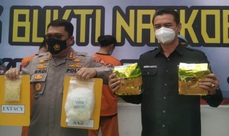 Kabid Humas Polda Jabar, Kombes Pol Erdi Chaniago menunjukkan barang bukti sabu dan esktasi