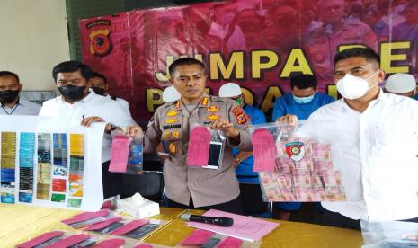 Kabid Humas Polda Jabar, Kombes Pol Ibrahim Tompo (tengah)  saat rilis kasus penipuan dengan modus orang dermawan di Mapolda. 