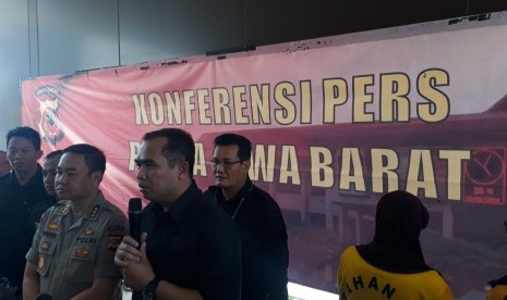 Direktur Reserse Kriminal Umum Kombes Hari Brata (kanan).