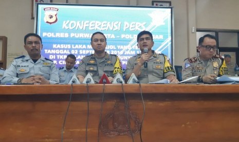 Kabid Humas Polda Jabar Kombes Pol Trunoyudo Wisnu Andiko bersama Kapolres Purwakarta AKBP Matrius, saat menggelar konferensi pers penetapan dua tersangka kasus kecelakaan beruntun Cipularang, Rabu (4/9).