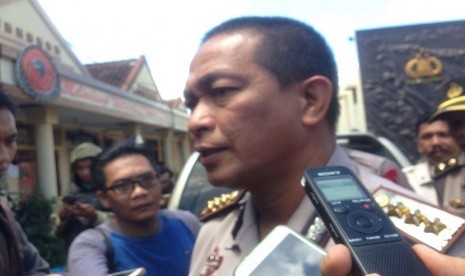 Kabid humas polda Jabar Kombes Pol Yusri Yunus memberikan keterangan pers terkait anggota polisi yang merupakan ajudan salah satu Paslon tertangkap tangan mengedarkan selembaran kampanye hitam menjelekkan pasangan calon No urut 1.