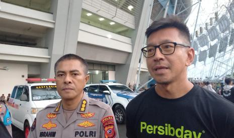 Kepala Bidang Humas Polda Jawa Barat (Jabar) Kombes Pol Ibrahim Tompo (kiri) bersama Direktur PT Persib Bandung Bermartabat (PBB) Teddy Tjahjono. 