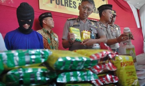 Barang bukti dan tersangka hasil penggerebekan pabrik pupuk palsu oplosan. 