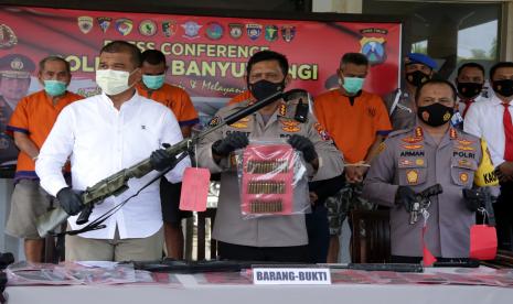 Kabid Humas Polda Jawa Timur Kombes Pol Gatot Repli Handoko (tengah) 