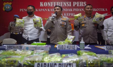 Kabid Humas Polda Kepri Kombes Pol Harry Goldenhardt (kedua kanan).