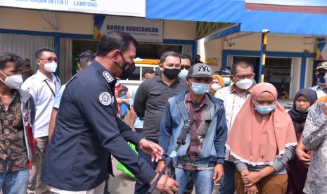 Kabid Humas Polda Lampung Kombes Pol Zahwani Pandra Arsyad mendampingi penerimaan jenazah Sriwijaya Air di Bandara Radin Inten II Lampung, Sabtu (16/1). 