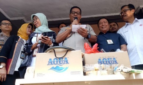 Kabid Humas Polda Metro Jaya, Kombes Argo Yuwono saat melakukan klarifikasi terkait ambulans yang diduga mengangkut batu dan bensin, didampingi Kepala Dinas Kesehatan DKI Jakarta Widyastuti dan Ketua PMI Pusat Bidang Relawan Muhammad Muas, di Gedung Biddokes Polda Metro Jaya, Kamis (26/9).