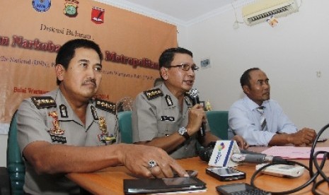   Kabid Humas Polda Metro Jaya Kombes Martinus Sitompul (tengah).