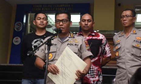 Kabid Humas Polda Metro Jaya, Kombes Pol Argo Yuwono (kedua kiri), memberikan keterangan kepada awak media terkait status tersangka aktivis Ratna Sarumpaet di Mapolda Metro Jaya, Jakarta, Jum'at (5/10). 