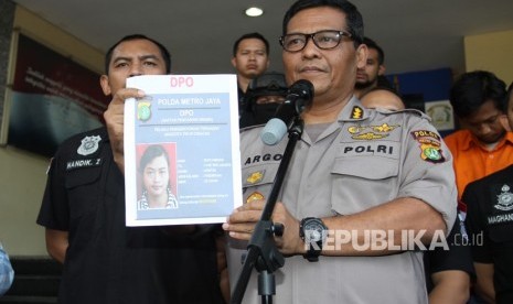 Kabid Humas Polda Metro Jaya Kombes Pol Argo Yuwono (tengah) didampingi Kasubdit Resmob Polda Metrojaya Kompol Handik Zusen (kiri) menunjukkan kepada wartawan, foto Daftar Pencarian Orang (DPO) kasus pengeroyokan anggota TNI, di Polda Metrojaya, Jakarta, Kamis (13/12/2018). 