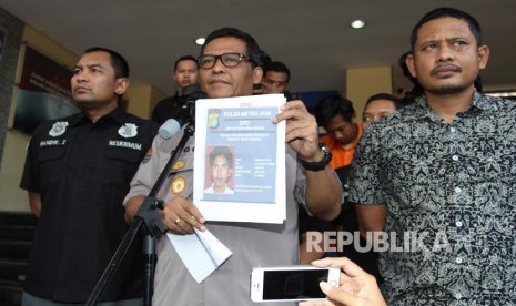 Kabid Humas Polda Metro Jaya Kombes Pol Argo Yuwono (tengah) didampingi Kasubdit Resmob Polda Metrojaya Kompol Handik Zusen (kiri) menunjukkan kepada wartawan, foto Daftar Pencarian Orang (DPO) kasus pengeroyokan anggota TNI, di Polda Metrojaya, Jakarta, Kamis (13/12/2018).