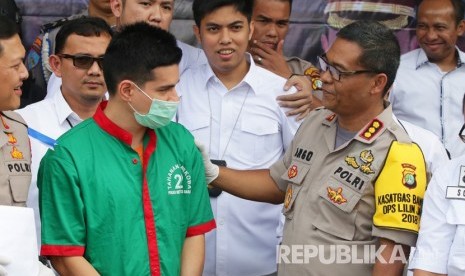 Kabid Humas Polda Metro Jaya Kombes Pol Argo Yuwono (kanan) berbincang dengan tersangka kasus narkoba Steve Emmanuel (kiri) saat rilis di Polres Metro Jakarta Barat, Kamis (27/12/2018). 