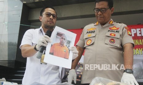 Kabid Humas Polda Metro Jaya Kombes Pol Argo Yuwono (kanan) dan Wadir Krimum Polda Metro Jaya AKBP Ade Ary Syam Indradi (kiri) menunjukkan foto tersangka HS saat memberi keterangan terkait kasus video dugaan makar dan ancaman pembunuhan terhadap Presiden Joko Widodo di Polda Metro Jaya, Jakarta, Senin (13/5/2019). 